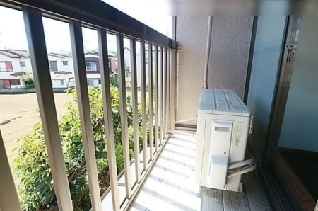 バルコニー 明るく陽当たりのいいバルコニーです