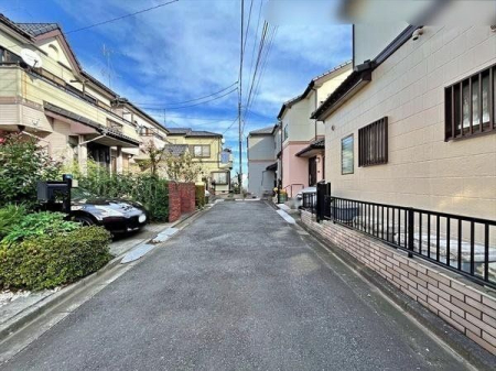 現地外観写真 車通りの少ない前面道路