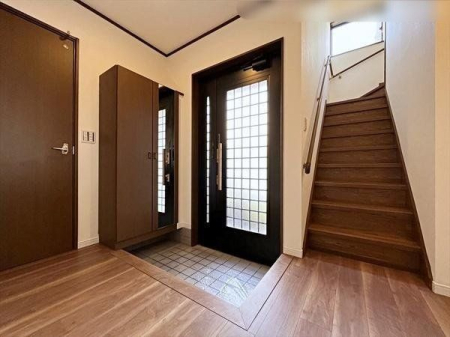 玄関 広々とした玄関の様子