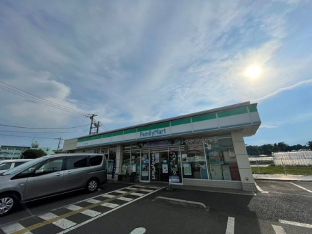 周辺環境 ファミリーマート所沢牛沼店 徒歩7分。24時間営業なので、急なお買い物にも便利です。飲食物や軽い日用品を販売しております。駐車場；有（大型トラック可） 500m