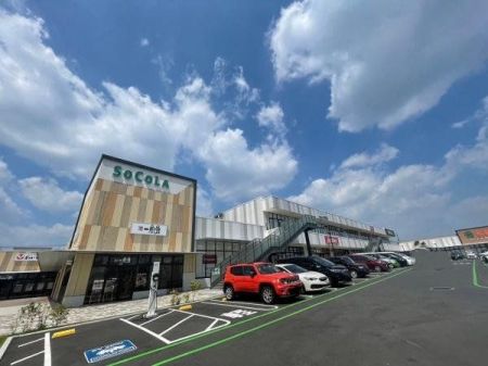 周辺環境 SOCOLA所沢 徒歩30分。スーパー、家電量販店、ドラッグストア、飲食店など地域の生活を支える全12店舗のショッピングセンター。 2330m