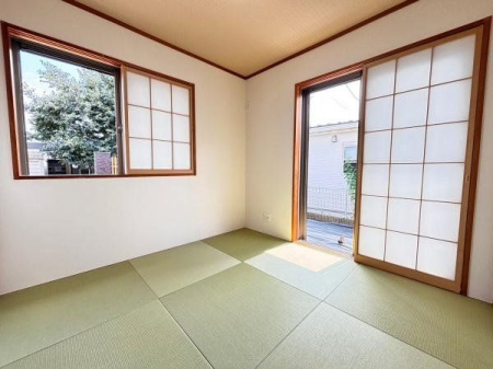 その他内観 リビング横にある和室の様子