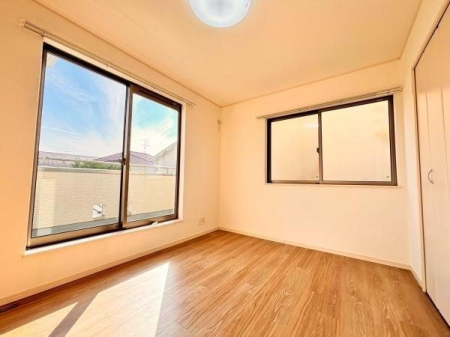 その他内観 屋根裏収納付きの6帖洋室