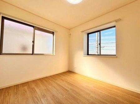 その他内観 屋根裏収納付きの6帖洋室