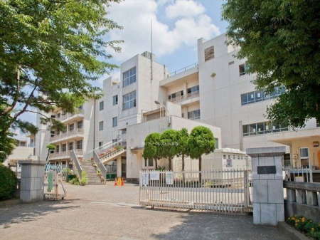 周辺環境 所沢市立富岡中学校 徒歩11分。自然豊かな環境に囲まれた広々とした敷地がある中学校でございます。周辺からの評判も良いです！ 820m
