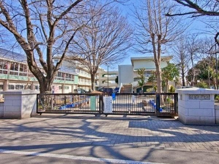 周辺環境 所沢市立伸栄小学校 徒歩9分。西武新宿線「新所沢駅」が最寄りの小学校でございます。ご近所の評判も良いです！ 710m