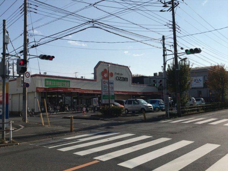 周辺環境 スーパーオザムけやき台店 徒歩7分。品揃え豊富なスーパーマーケットでございます。近隣の方々でいつも賑わっております。駐車場も広いです。 550m
