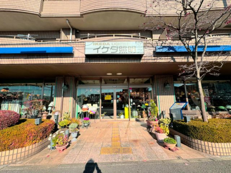 周辺環境 イケダ照明 徒歩9分。当社と提携の照明屋さん。きれいな照明がズラリ。 660m