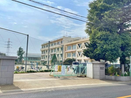 周辺環境 所沢市立西富小学校 徒歩12分。敷地も広く、お子様が伸び伸びと過ごす事が出来ます！ 890m