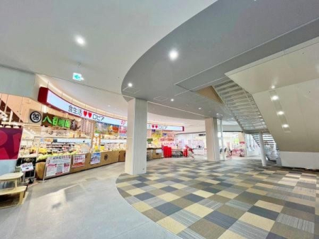 周辺環境 ロピア 所沢島忠ホームズ店 徒歩19分。ロピアはお肉もお魚も、美味しくてたくさん入っていて、うれしいですね！おすすめはウィンナー！とっても美味しいですよ！ 1480m