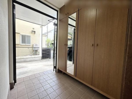 玄関 収納力のあるシューズボックス付き玄関です