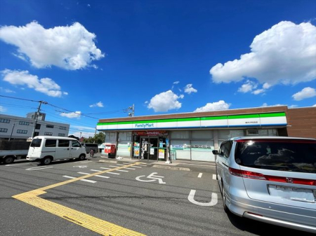 周辺環境 ファミリーマート　東所沢和田店 徒歩6分。4時間営業なので、急なお買い物にも便利です。飲食物や軽い日用品を販売しております。駐車場；有 460m