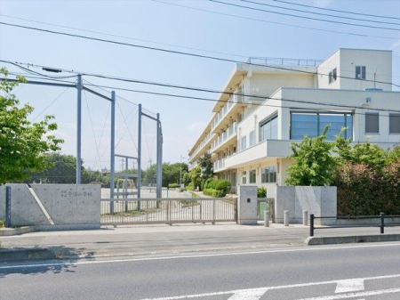 周辺環境 所沢市立牛沼小学校 徒歩11分。敷地が広く、お子様も伸び伸びと過ごせる小学校でございます。 820m