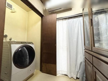 その他 冷蔵庫置き場横の扉の中は洗濯機置き場
