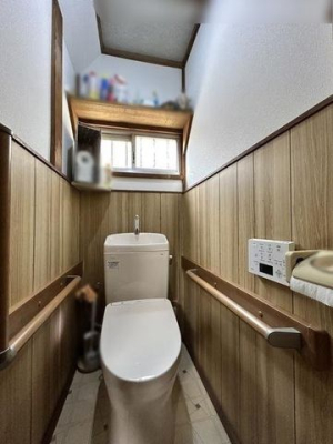 トイレ 左右に手すりのある1階温水洗浄便座トイレ