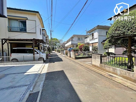 現地外観写真 車通りの少ない落ち着いた環境。お車の出し入れも落ち着いてできる、ゆったりとした環境です。現地にて是非環境をお確かめください。