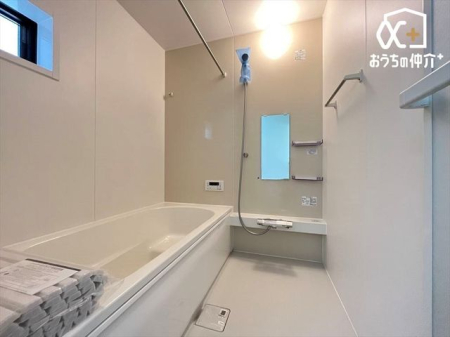 浴室 落ち着きのある空間でリラックスバスタイム。バスタブにつかって寛ぎながら心と体をリフレッシュ。一日の疲れを癒してくれる清潔感のあるバスルーム。