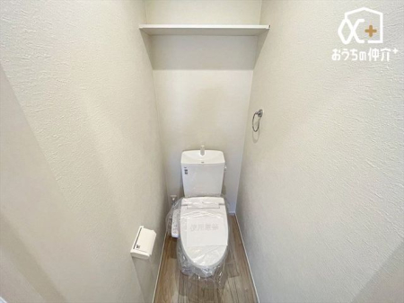 トイレ シンプルな内装のスッキリとしたトイレです。お手入れやお掃除が、簡単にできるシンプルなデザインのトイレです。