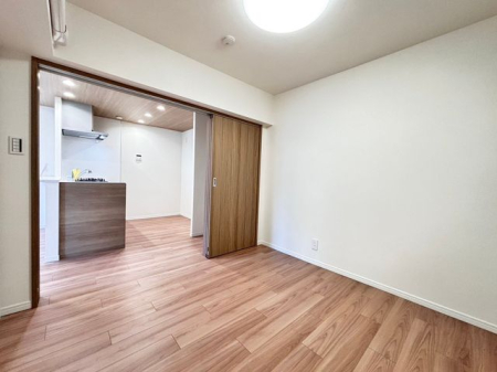 子供部屋 リビングに隣接する約4.3帖の洋室。キッチンからもすぐ声掛けできる間取りです。