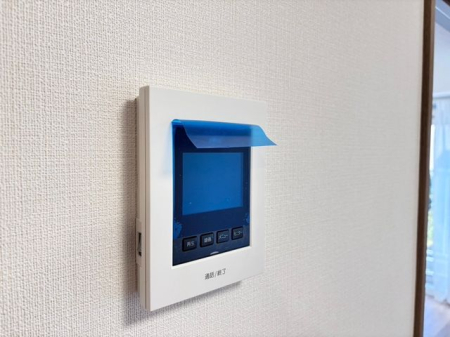その他 《TVモニター付きインターホン》モニターを通して誰が来たのかを確認できるのがメリット。セールスなどは画像だけでの対応が可能なので、トラブルの抑止や防犯面なども安心です。