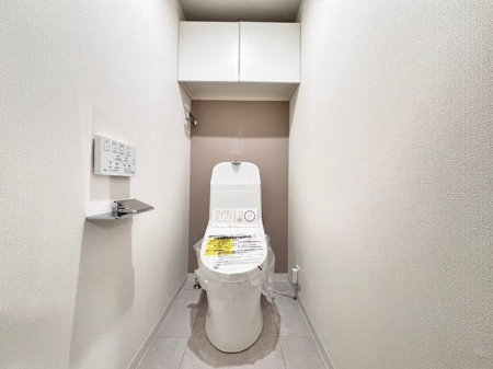 トイレ 吊戸棚は空間を有効活用できます。トイレットペーパーや掃除用具を収納でき、見た目もすっきり。