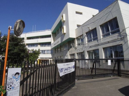 周辺環境 徒歩15分。【山王小学校】車椅子対応の入り口 1190m