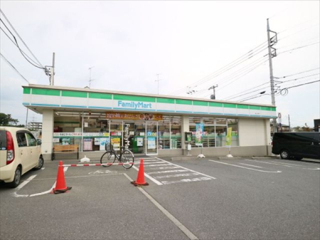 周辺環境 徒歩7分。【ファミリーマート狭山台南店】営業時間 24時間営業　車椅子対応の駐車場・入り口あり 490m