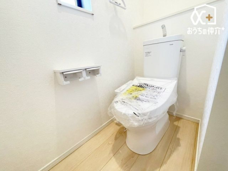 トイレ 小窓がついたトイレは、自然光が差し込み、明るく開放感のある空間に。換気も良好で、湿気や臭いを気にせず快適に過ごせます。清潔感のある落ち着いた空間で、日常の中でも心地よい時間を提供します。