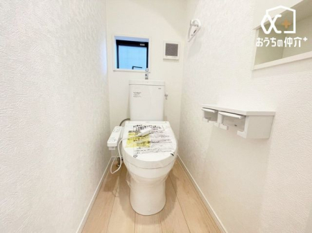トイレ シンプルな内装のスッキリとしたトイレです。お手入れやお掃除が、簡単にできるシンプルなデザインのトイレです。