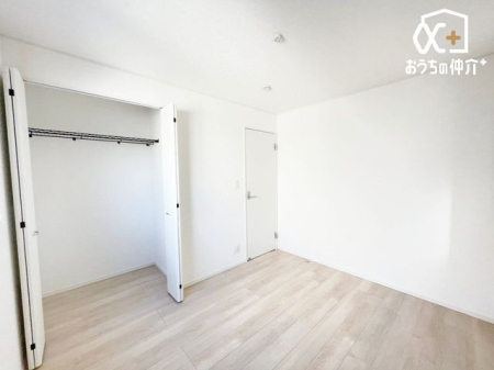寝室 【2面採光の明るい洋室】二面採光で明るさもあります。広々とした居室で家具の配置も自由自在。子供部屋や趣味、仕事のスペースにも最適です。