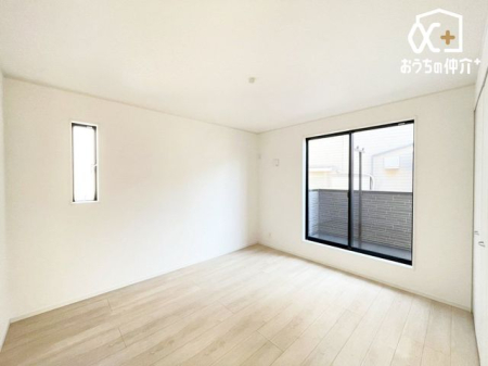寝室 ～Room～洋室はナチュラルなフローリングと落ち着いた色の壁だから、インテリアを考えるのがとても楽しいですね！