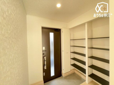 玄関 収納力豊富な玄関です。