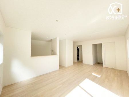 リビング ～Living～温かみのあるナチュラルテイストのLDK。のんびりくつろぐソファや、お食事を楽しむダイニングセットを置いても圧迫感はありません。