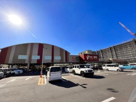 周辺環境 ヤオコー ふじみ野大原店 徒歩8分。営業時間9：00-21：45　広く車の停めやすいスーパー 600m
