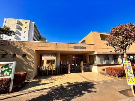 周辺環境 上野台保育所 徒歩10分。新しくきれいな保育園 770m