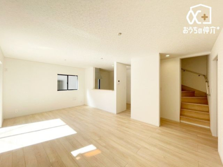 リビング ～・～Living～・～南向きの大きな窓からたっぷり陽光が差し込む明るい約19.25帖リビング。家族団らんやリラックスタイムに最適な開放感あふれる空間です。