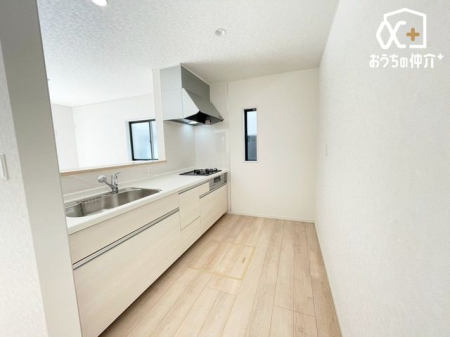 キッチン 【利便性の高い家事動線】3口コンロとグリル付きでお料理の幅が広がります。拭くだけで綺麗になるお手入れ簡単キッチンパネルも嬉しい点。キッチン、ダイニングや洗面所への動線が短く、家事効率もアップ！