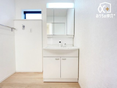 洗面台・洗面所 清潔感のある洗面所は、シンプルでありながら機能的なデザインが特徴。広めのスペースと収納も充実しており、毎日の身支度やお手入れがスムーズに行えます。