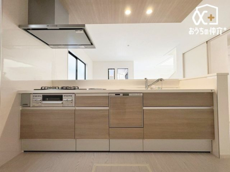 キッチン 【利便性の高い家事動線】3口コンロとグリル付きでお料理の幅が広がります。拭くだけで綺麗になるお手入れ簡単キッチンパネルも嬉しい点。キッチン、ダイニングや洗面所への動線が短く、家事効率もアップ！