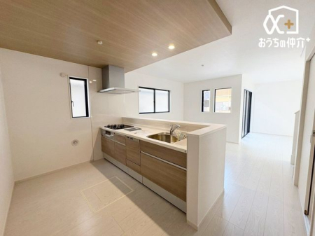 キッチン ～・～Kitchen～・～　家族と会話を楽しめるキッチンです。すぐそばにいるから、会話も自然とはずみます。また、リビングの様子がわかるので安心して作業に集中できますね。