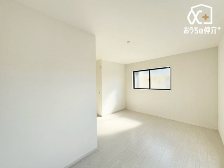 寝室 【2面採光の明るい洋室】二面採光で明るさもあります。広々とした居室で家具の配置も自由自在。子供部屋や趣味、仕事のスペースにも最適です。