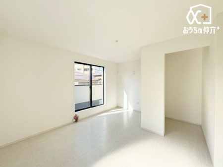 寝室 ～Room～洋室はナチュラルなフローリングと落ち着いた色の壁だから、インテリアを考えるのがとても楽しいですね！