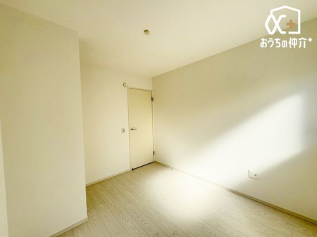 寝室 【2面採光の明るい洋室】二面採光で明るさもあります。広々とした居室で家具の配置も自由自在。子供部屋や趣味、仕事のスペースにも最適です。