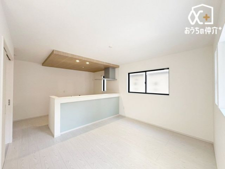 リビング ～Living～温かみのあるナチュラルテイストのLDK。のんびりくつろぐソファや、お食事を楽しむダイニングセットを置いても圧迫感はありません。