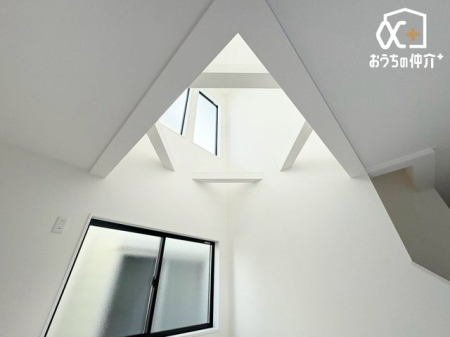 リビング LDKの吹き抜けです。明るい日差しが差し込みます。