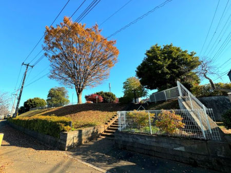 周辺環境 海谷公園 徒歩22分。道路から見えないプライバシーの尊重された公園 1730m