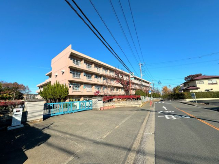 周辺環境 所沢市立椿峰小学校 徒歩4分。西武池袋線小手指駅が最寄りの小学校でございます。ご近所の評判も良いです！ 250m