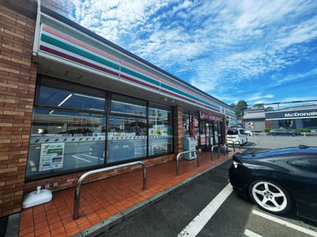 周辺環境 セブンイレブン 所沢下山口店 徒歩9分。24時間営業なので、急なお買い物にも便利です。飲食物や軽い日用品を販売しております。駐車場；有 650m