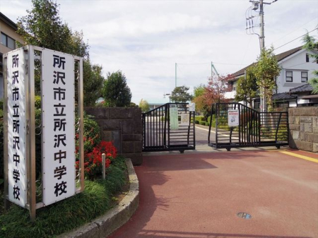 周辺環境 所沢市立所沢中学校 徒歩12分。徒歩17分。西武新宿線「航空公園駅」近くの広々とした敷地がある中学校でございます。周辺環境も整っております。 910m