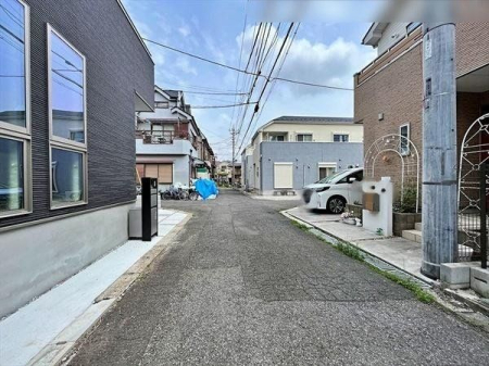 現地外観写真 前面道路の様子